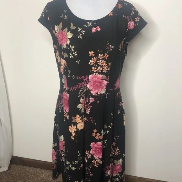 Kaileigh black floral short sleeve midi dress size medium - Picture 2 of 13